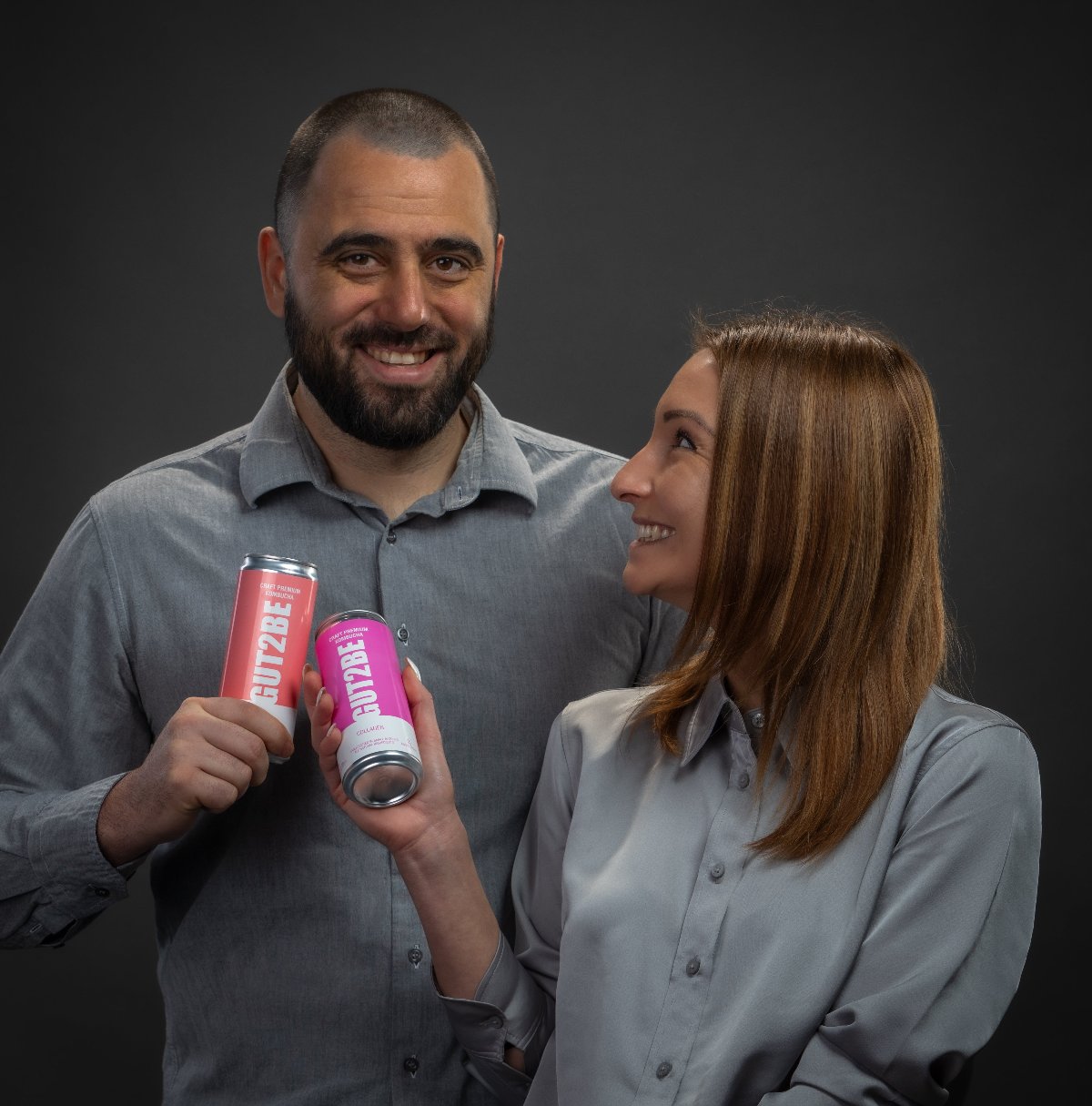 snimka na proizvoditeli na gut2be  muj i jenakombucha durjashti kenove s kombucha